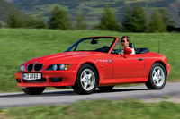 マツダによる「ロードスター」の成功は、国内外にあまたのフォロワーを生んだ。写真は1995年に登場した「BMW Z3」。