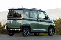 カラーバリエーションは、ルーフを塗り分けたツートンを含め全12種類。写真の「アッシュグリーンメタリック」は、「デリカミニ」に合わせて開発された新色である。