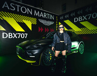 「DBX707ミッドナイト ポディウムエディション」と、歌手のAwich。