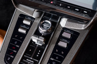 ドライブモードの切り替えは、丸いイグニッションスイッチの縁に備わるリング状のセレクターで操作。またドライブモードとは別に、サスペンションの特性とエキゾーストサウンドは専用のスイッチで個別に調整可能だ。