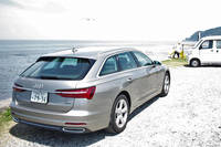 日本では「A6アバント」のエントリーグレードとなる「40 TDIクワトロ スポーツ」。車両本体価格は828万円。151万円のオプション価格込みで総額979万円だった。