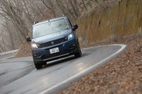 フロントまわりをキリリと引き締めるブラックグリルは「GT」専用装備となっている。