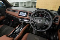 ブラウン×ダークグレーのインテリアは「ツーリング」専用カラーとなっている。