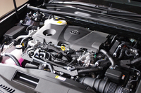 ハイブリッドユニットは、新開発の2.5リッター直4エンジンがベース。JC08モードの燃費値は、先代よりも30％以上アップした。