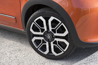 タイヤサイズは前が185/45R17、後ろが 205/40R17。ユニークなデザインのホイール「トゥインラン」は、その名のとおりコンセプトカー「Twin’Run（トゥインラン）」のホイールを模したものだ。