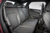 試乗車は5シート仕様。このほか、4シート（後席が独立2座となる）や7シート（3列目が加わる）仕様もある。