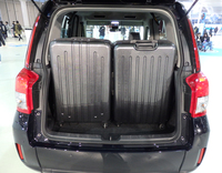 後部の荷室には、大型サイズのスーツケースがきっちり2個積み込める。