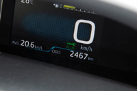 車速の左下に表示される緑の“鍵マーク”は、「プラスサポート」状態（「急アクセル時加速抑制機能」がONになっている状態）であることを示すインジケーター。通常のキーでクルマを解錠した場合、急アクセル時加速抑制機能は作動しない。