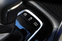 ドライブモードは「エコ」「ノーマル」「スポーツ」の3種類。EV走行を極力優先する「EVドライブモード」も用意されている。