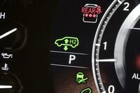 液晶メーターに表示されたAHCのインジケーター。「レクサスLX」には車高調整機構のAHCが備わるほか、ランクルでは一部のグレードだけに採用されるAVSやリアLSDなども全車標準装備となる。（写真：向後一宏）