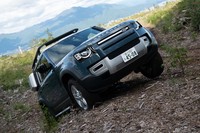 「ディフェンダー110」には電子制御式のエアサスペンションが標準装備。最低地上高は標準が218mmで、－45mm～＋145mmの範囲で車高を変えられる。