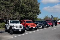 試乗会場に並べられた新型「ラングラー」。左端に位置するのが2ドアの「スポーツ」で、このモデルのみ受注生産となる。