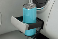 カップホルダーは、細い缶にも対応したものが採用された。