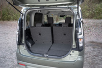 荷室の機能性も、基本的には純ガソリン車やMHEVと同じ。後席のリクライニングや格納、スライド調整機能は、荷室側からも操作が可能だ。