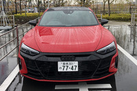 2基のモーターを合わせた「e-tron GT」の最高出力は530PS、ハイパフォーマンスモデルの「RS e-tron GT」（写真）は同646PS。今回は後者に試乗した。