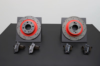 ブレーキディスクには、ドリルド（穴開け）加工が施されるほか、専用のスポーツブレーキパッドも採用。