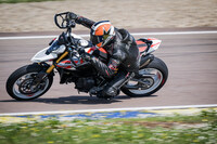 刺激的なパフォーマンスと優れたライダビリティーを併せ持つマシンに仕上がっていた「ハイパーモタードV2」。“バイクに乗る喜び”をここまでピュアに追求したマシンは、そうはないだろう。
