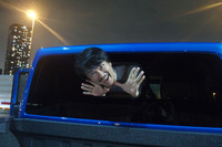 リアウィンドウ中央に、スライド式の窓が備わっている。顔を出すのがギリギリの大きさではあるものの、換気などに役立ちそうだ。そのリアウィンドウからの車体後方視界は良好とはいえないが、「パークビュー リアバックアップカメラ」が備わっているので安心して後退できる。