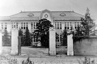 1925年に稼働した、東京工場の本館の写真。現在の東京都杉並区荻窪に位置していた。