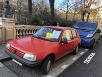 パリにて。国立工芸院前に駐車された「プジョー205」。車内には黄色いベストとともに「グローバル金融帝国主義者・移民推進主義者を阻止せよ」の貼り紙が。2018年12月撮影。