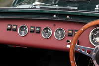 ダッシュボードにはスミス製のクロームメーターを標準装備。ウインカーは、油圧計の右下に備わる小さなトグルスイッチで操作する。