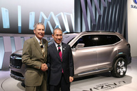 スバル・オブ・アメリカのトム・ドール社長兼COO（写真左）と日月丈志取締役専務執行役員。