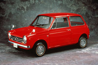 1967年に登場した「N360」。ホンダ初の軽乗用車であり、広々とした車内空間とパワフルな走りで大ヒットを記録。「スバル360」からベストセラーの座を奪取した。