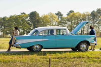 「シボレー・ベルエア」
	1950年代アメリカ車の象徴的存在ともいえるのがベルエアである。1950年にグレード名として登場し、1953年から上級スポーツモデルとしての位置づけが明確になった。1955年にはV8エンジン搭載モデルも加わり、洗練されたテールフィンの造形とクローム加飾が人気を呼んだ。映画に登場するのは1957年モデル。