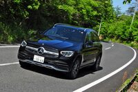 テストコース周辺の一般道を走る、「シンクロウェザー」を装着した「メルセデス・ベンツGLC」。