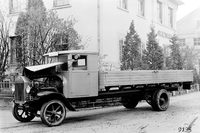 排気量の割に大型となる反面、燃費に優れたディーゼルエンジンは、自動車の分野ではまずはトラクターやトラックなどの動力源として研究が進められた。写真はベンツの4気筒ディーゼルエンジンを搭載したトラック（1923年）。