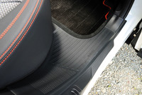 リアシートとドアの間は、ルーフレールへのアクセス性を高めるステップのような形状となっている。