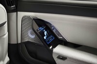 後席のドアパネルには、シートや空調を操作するための5.5インチ液晶パネルが備わる。