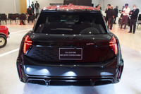 「MINIジョンクーパーワークスE」のリアビュー。リアバンパーには専用カラーのディフューザーが装着される。