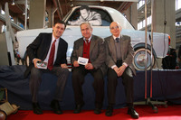 フィアットのジョヴァンニ・アニエッリ氏やピレリのアルベルト・ピレリ氏などが出席した、1957年の「ビアンキーナ」のお披露目会のシーンを、レジストロ・アウトビアンキのマルコ・レルダ会長（左）と仲間たちがまねる。運転席の“アニエッリ”は地元美術学校の生徒に作ってもらったという。2007年撮影。