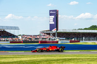 今季過去9戦で表彰台はなかったものの、最高4位を含む7レースで得点を重ねていたフェラーリのルクレール（写真）。イギリスGPでは予選、スプリント予選を通じて4位をキープ。レースではまさかのトップ快走を披露し、あと2周半というところまでその座を守り続けたが、猛追するハミルトンに屈し2位フィニッシュ。ポディウムでは爽やかな敗者の表情を見せていたが、ゴール直後の無線ではつかみかけた勝利を逃した悔しい思いを吐露していた。チームメイトのカルロス・サインツJr.は、スプリント予選でジョージ・ラッセルのウィリアムズと接触しながら10番グリッド。レース中はピット作業が遅れ、また前を走るマクラーレンのダニエル・リカルドを攻略できず6位だった。（Photo=Ferrari）