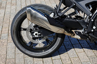 タイヤサイズは前：120/70ZR17、後ろ：180/55ZR17で、ブリヂストンの高性能スポーツタイヤ「バトラックス ハイパースポーツS22」を装着。サスペンションは前後ともにWP製で、フロントはリバウンドとコンプレッションを、リアはコンプレッションを5クリックで調整可能。リアはマニュアル操作でプリロードの調整もできる。