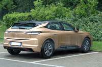 「DS 4 E-TENSE」。一見煩雑だが、観察すると側面と後方で、途切れながらも連続しているキャラクター／ルーフラインが多い。