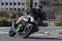 市街地で重宝するEV走行の航続距離は、バッテリーが満タンの状態で10km程度。バッテリー残量が減っても自動でハイブリッドモードには切り替わらないので要注意だ。また、走行中はスロットルを戻せば回生システムが働くので、走っていればすぐにバッテリー残量は回復する。