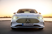 スリーポインテッドスターをかたどったヘッドランプが新世代モデルであることを印象づける。空力性能を示すCd値は0.21を実現している。