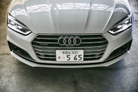 シングルフレームグリルは従来型より幅が広くなった。その上端より少し高い位置にシャープな目つきのヘッドランプが配置されている。