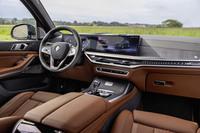 内装は「エクステンデッドレザー・インテリア」を標準とし、オプションで「ラヴァリナフルレザー・インテリア」が選択できる。