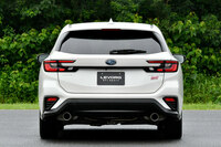 C字型のテールランプが目を引くリアまわり。「STI Sport」系のグレードでは、大型のマフラーカッターや「STI」のバッジも特徴となる。