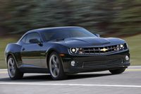 2009年登場の5代目「シボレー・カマロ」。1966年登場の初代のオマージュである。