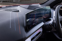 10.25インチのマルチディスプレイメーターパネルと、タッチパネル機能が付く10.7インチのワイドコントロールディスプレイを組み合わせたカーブドディスプレイの横に、「Mスポーツ」を象徴する3色のステッチがあしらわれている。