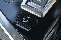 下り坂で自動的に速度を一定に保つ「ヒルディセントコントロール」の操作スイッチ。長押しで機能する。