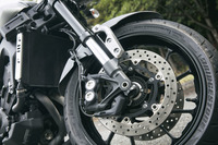 フロントブレーキは、対向4ピストンのキャリパーと298mm径のディスクで構成される。ABSも備わる。