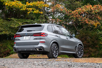 スリムなX字型のリアコンビランプがリアを特徴づけている。この試乗車のボディーカラーはマットなシルバーの「フローズンピュアグレー」（41万3000円）。