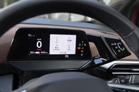 液晶式のメーターパネルはコンパクトながら、表示内容を欲張っていないため視認性は良好。その右に生えているのがフォルクスワーゲンが「ドライブモードセレクター」と呼ぶシフトセレクター。