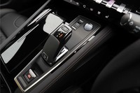 トランスミッションはアイシン・エィ・ダブリュ製の8段ATを採用。先代モデルの6段AT（同じアイシン製）から2段増えていながら、重量はほぼ同等にとどまるという。