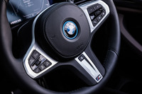 「iX3 Mスポーツ」には、ヒーター内蔵の「マルチファンクションMスポーツレザーステアリングホイール」が標準装備される。ACCやインフォテインメントの操作方法などは、内燃機関を搭載する「X3」と同じだ。